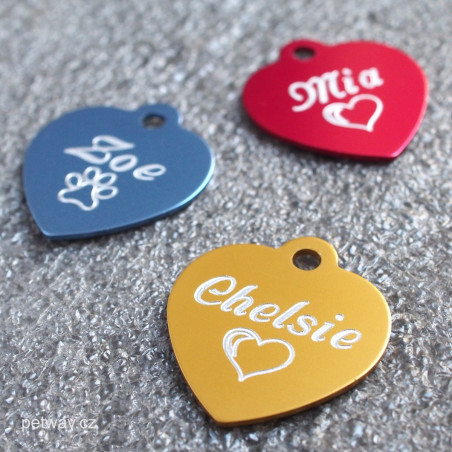 Identifikační tagisky ve tvaru srdce se jménem a telefonem na míru