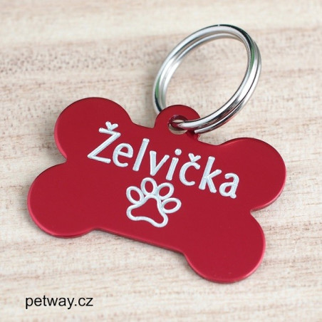 Červená známka na psí obojek s rytím jména psa, symbolu packy a tel. čísel na zadní stranu psí známky