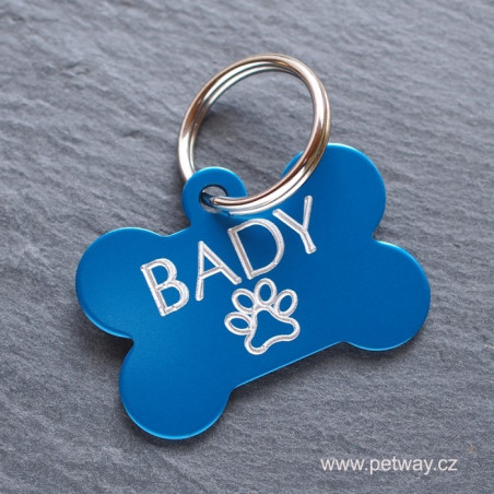 Modrá hliníková psí známka ve tvaru kostičky a gravírování psí známky