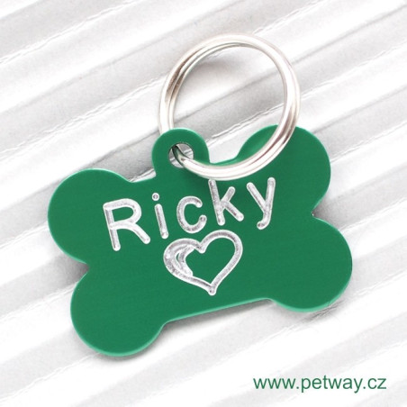 Zelená známka pro psa s rytím jménem, srdíčka a identifikačních údajů na druhé straně