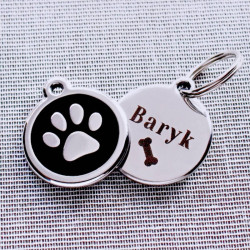 Psí známka s tlapkou Red Dingo je dostupná ve třech velikostech